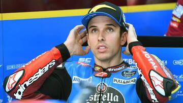 EG 0,0 Marc VDS rider Alex Marquez of Spain watches a TV monitor during the Moto2 qualifying session of Japanese Motorcycle Grand Prix at the Twin Ring Motegi circuit in Motegi, Tochigi prefecture on October 19, 2019. (Photo by Toshifumi KITAMURA / AFP)