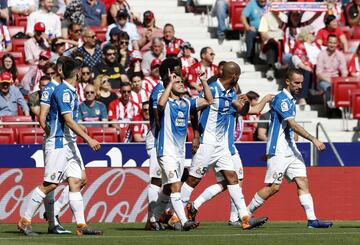Melendo celebrando el gol del Espanyol junto a sus compañeros. 