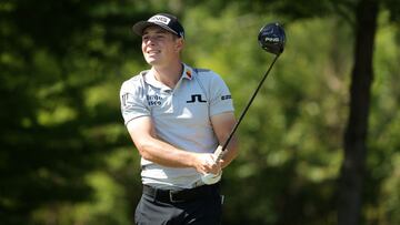 Viktor Hovland golpea la bola durante la primera jornada del Zurich Classic de New Orleans en el TPC Louisiana de New Orleans, Louisiana.