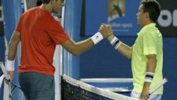 Juan Martin del Potro felicita a Roberto Bautista tras el partido.