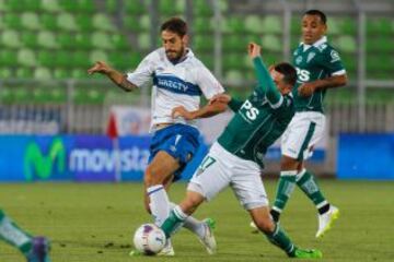 Tomás Costa disputa la pelota en Valparaíso.