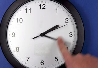 Cambio horario octubre 2024: ¿Se adelanta o atrasa el reloj? ¿Se duerme más o menos? ¿Amanece antes o después?