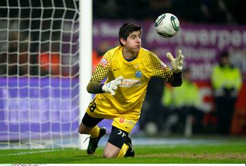 Courtois comenzó su carrera futbolística a los cinco años en el Bilzerse VV. Hasta que el conjunto de la provincia de Limburgo se fijó en él. En el conjunto belga estuvo dos años hasta que fichó por el Chelsea. Ese mismo año se marchó cedido al Atlético de Madrid.