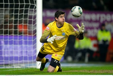 Courtois comenzó su carrera futbolística a los cinco años en el Bilzerse VV. Hasta que el conjunto de la provincia de Limburgo se fijó en él. En el conjunto belga estuvo dos años hasta que fichó por el Chelsea. Ese mismo año se marchó cedido al Atlético de Madrid.