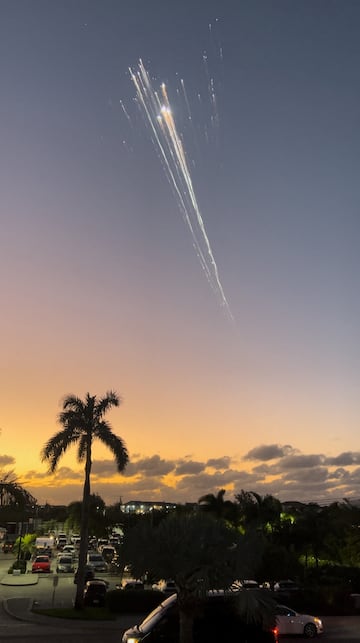 Bolas de luz anaranjadas vuelan por el cielo mientras se avistan restos de un cohete SpaceX lanzado desde Texas sobre las Islas Turcas y Caicos, en esta captura de pantalla obtenida de un video publicado en redes sociales.