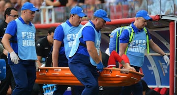 A los pocos minutos de anotar su primer gol, Dylan Bronn cayó lesionado y tuve que ser retirado en camilla.