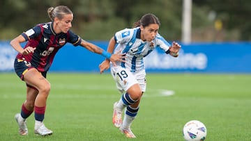 Lorena se zafa de Ángela Sosa durante el Real Sociedad - Levante de la Liga F.