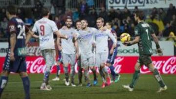 Griezmann y Mandzukic se lo pasan como niños en el barro