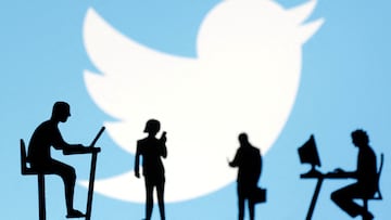 FILE PHOTO: Figurines with smartphones and computers are seen in front of the Twitter logo in this illustration, November 28, 2022. REUTERS/Dado Ruvic/Illustration/File Photo