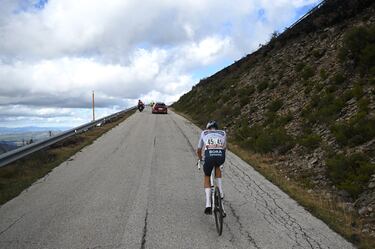Giulio Pellizzari durante su escapada para ganar la etapa.