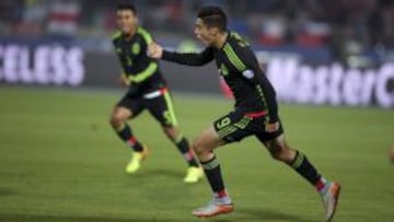  El delantero mexicano Ra&uacute;l Jim&eacute;nez (d) celebra el gol marcado ante Chile. 