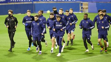 Los jugadores del Real Zaragoza trotan sobre el c&eacute;sped de La Romareda en el entrenamiento de esta tarde.