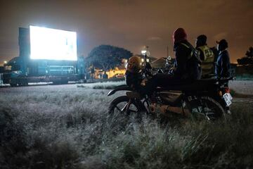 Keniatas ven un partido del Mundial en una pantalla gigante instalada en un camión por una compañía de apuestas deportivas en Nairobi.
