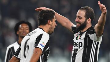 Higuaín celebra un gol con Khedira.