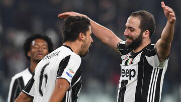 Higua&iacute;n celebra un gol con Khedira.