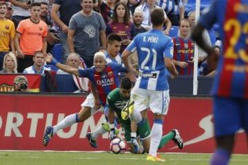Neymar en la jugada del penalti que supuso el 0-4 de Messi. 