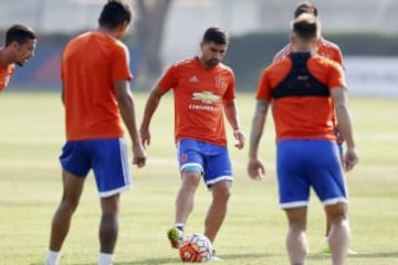 El jugador de Universidad de Chile David Pizarro controla el balon durante la practica matutina en el CDA de Santiago, Chile.