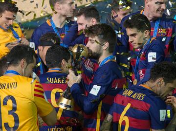 2015. Gerard Piqué con el trofeo del Mundial de Clubes tras ganar el FC Barcelona a River Plate.