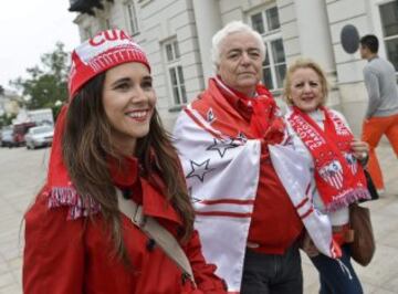 Miles de seguidores del Sevilla han llenado de colorido las calles de la capital polaca a la espera del partido.