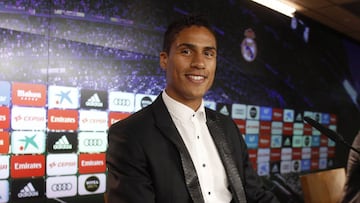 Varane, en la presentaci&oacute;n de su renovaci&oacute;n hasta 2022.