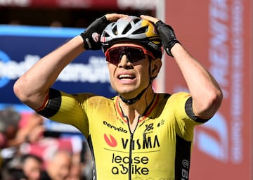 Van Aert, emocionado tras ganar la etapa.