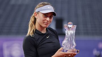 Paula Badosa sostiene su título de campeona en Belgrado.