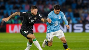 Franco Cervi conduce el balón durante un partido contra el Betis.