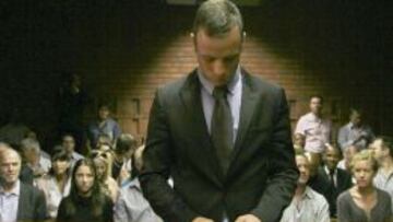 El atleta sudafricano Oscar Pistorius en el banquillo de los acusados durante la vista judicial celebrada en el Tribunal de la Magistratura de Pretoria, Sud&aacute;frica, hoy, jueves 21 de febrero de 2013. Pistorius podr&iacute;a conocer hoy, tras siete noches en custodia policial, si se le concede la libertad bajo fianza por el presunto asesinato de su novia, la modelo Reeva Steenkamp. 