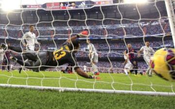 Momento del gol del defensa portugués Pepe" ante la portería del FC Barcelona, defendida por Claudio Bravo. 