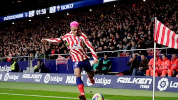 Griezmann lanza un saque de esquina ante un Cívitas Metropolitano con una gran entrada.