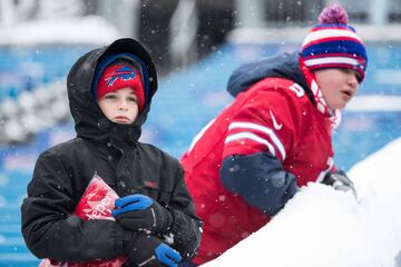 ORCHARD PARK, NY - DECEMBER 10: Young fans look at the field before a game between the Buffalo Bills and Indianapolis Colts on December 10, 2017 at New Era Field in Orchard Park, New York. Brett Carlsen/Getty Images/AFP  == FOR NEWSPAPERS, INTERNET, TELCO