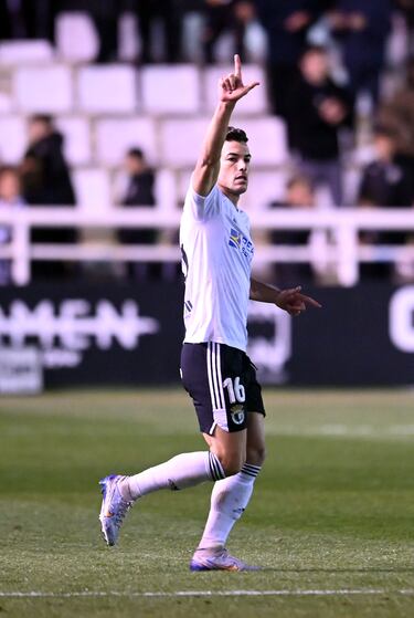 El mediocentro del equipo burgalés sigue sumando goles para que el equipo continúe en la zona que permite soñar con el playoff de ascenso.