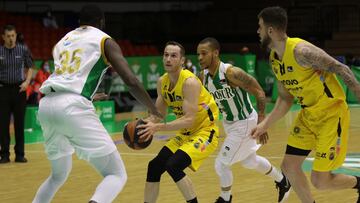 Marcelinho Huertas, base del Iberostar Tenerife, apunta ante el Coosur Betis.