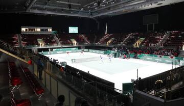 La pista Arantxa Sánchez Vicario durante el dobles Francia-Japón, casi vacías.