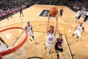 Pau Gasol firmó en su quinto All-Star un doble (10 puntos y 12 rebotes), y el Oeste de Marc (6-10) se llevó el triunfo (163-158).