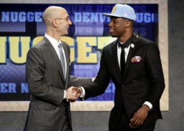 El comisionado de la NBA, Adam Silver, saluda a Emmanuel Mudiay seleccionado en séptimo lugar por los Denver Nuggets en la primera ronda del sorteo de la NBA 2015