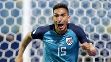 Ángel Mena festeja el gol del empate contra Brasil en la Copa América