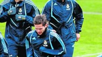 <b>CONTENTO. </b>Kaká bromeó con Cristiano y Marcelo durante el primer entrenamiento blanco de 2010.