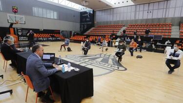 Así será la vuelta de LaLiga para los medios: estricta seguridad, kit sanitario, sin zona mixta...