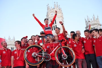 Primoz Roglic celebra con su equipo y su bicicleta tras ganar La Vuelta a España 