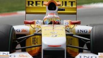 <b>POR LOS BORDILLOS. </b>Alonso tuvo que echar mano de todo su talento al volante para lograr el tercer mejor tiempo de la jornada.