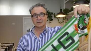 <b>UN CLÁSICO. </b>La foto de la bufanda no puede faltar en el 'book' de un presidente racinguista.