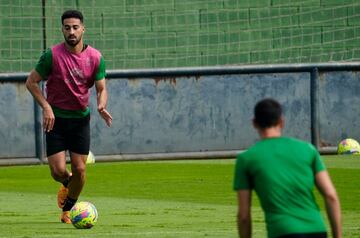 Rubén Alves, del Racing, entrenando en La Albericia.