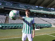 Percan posa con un balón