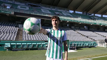 Percan posa con un balón