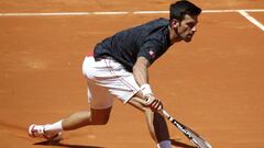 Novak Djokovic, durante un entrenamiento en el Mutua Madrid Open, Masters 1.000, que se disputa en la la Caja M&aacute;gica.