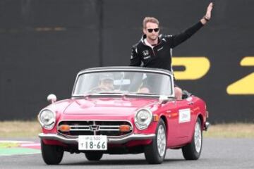 Jenson Button conduciendo un coche clásico antes del GP de Japón de este año.