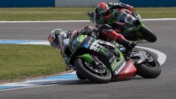 Jonathan Rea por delante de Tom Sykes.