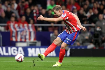 El delantero noruego del Atlético de Madrid, Alexander Sorloth, marca el 2-1 al Alavés. 