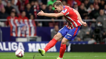 El delantero noruego del Atlético de Madrid, Alexander Sorloth, marca el 2-1 al Alavés.